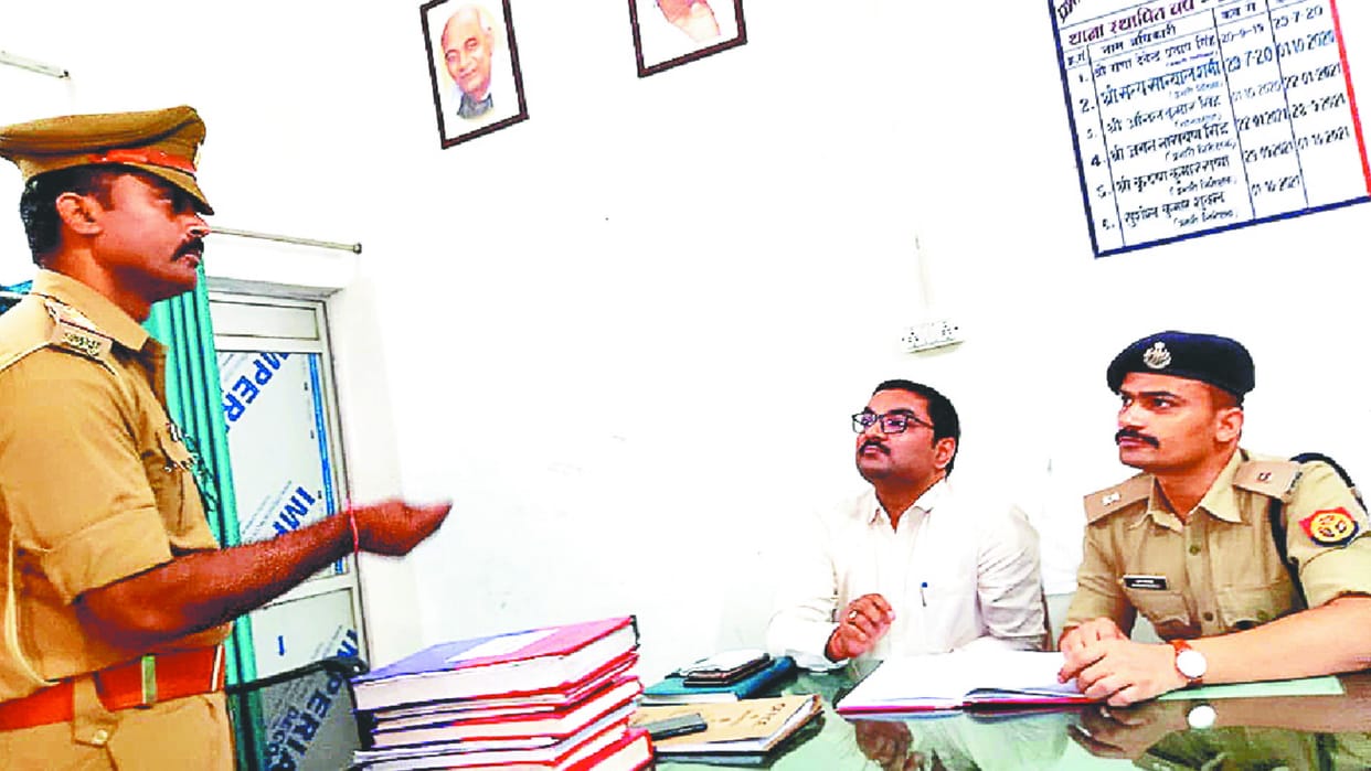 Officers reached police stations to make report cards of policemen in Gorakhpur