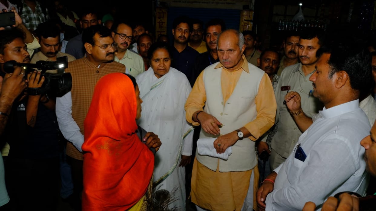 minister turned out and Buses parked on road again in gorakhpur