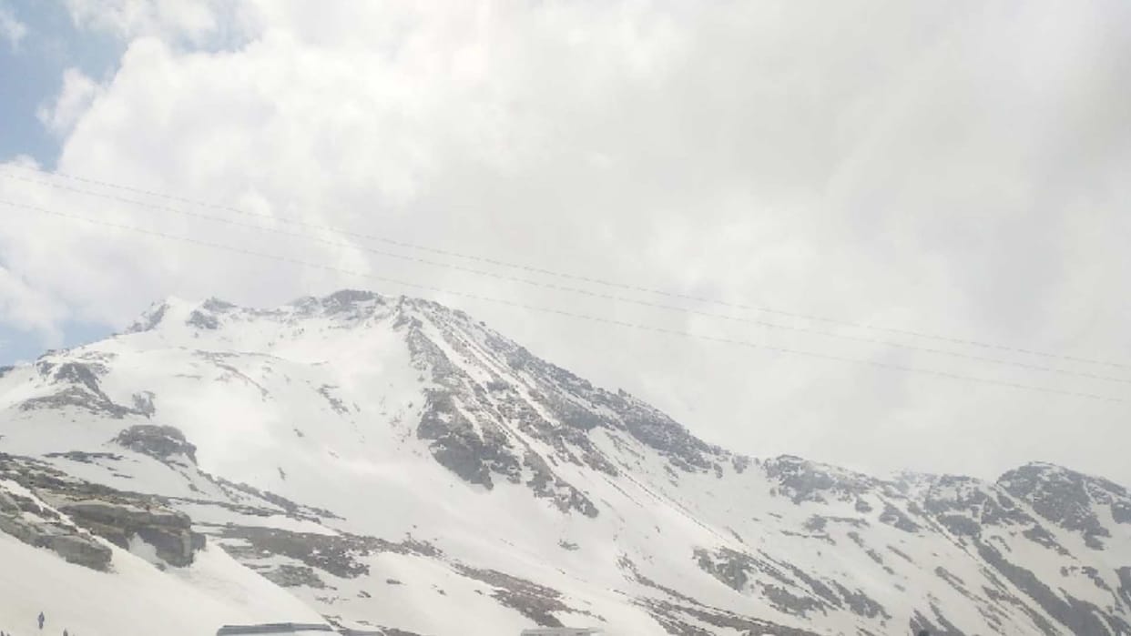 Weather Himachal update: light snowfall  in Rohtang Pass, clouds rain in Kullu-Manali