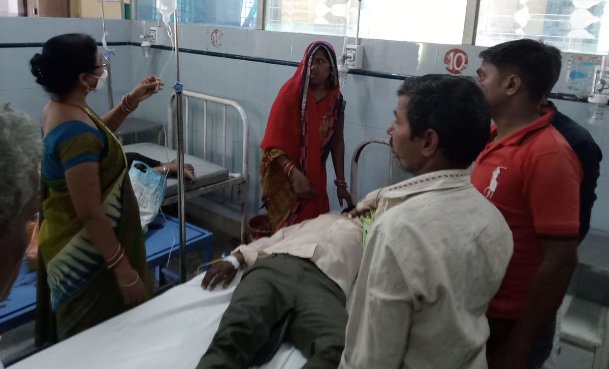 Kanpur dehat : people carrying guns in district hospital