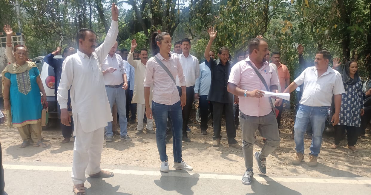 Villagers protest outside Jal Shakti Department on drinking water shortage