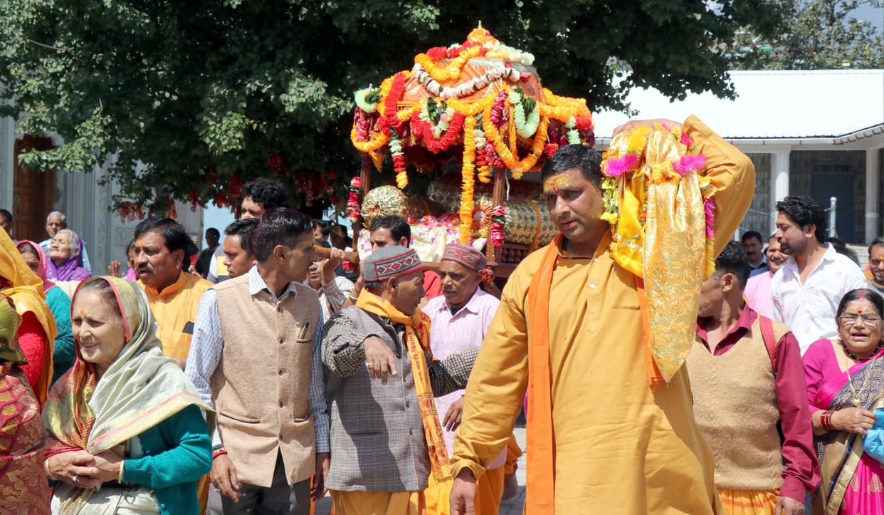 With the shouts of Jai Badrinath, the throne of Adi Guru Shankaracharya and Rawal left for Pandukeshwar