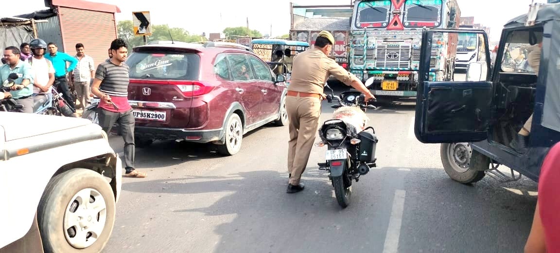 bike rider brother-in-law and sister-in-law was hit by a truck in Hamirpur