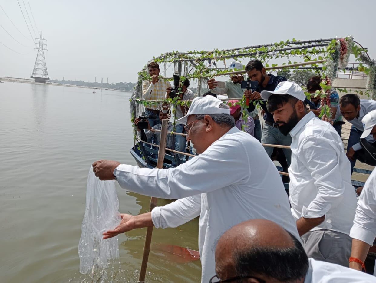 Minister of Fisheries reached late in fishing finger ratching program in Kanpur, dead fish were thrown in the Ganges