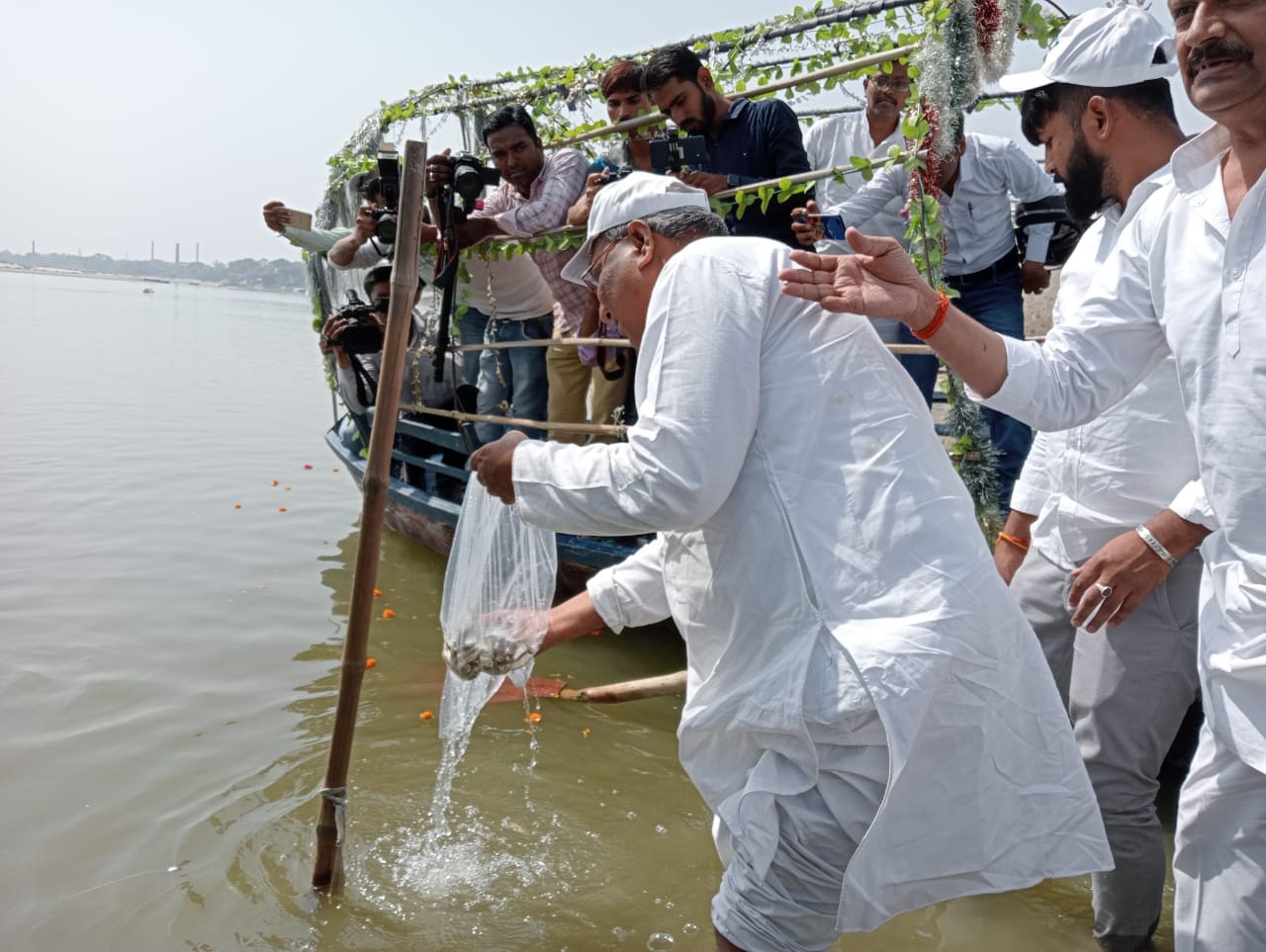 Minister of Fisheries reached late in fishing finger ratching program in Kanpur, dead fish were thrown in the Ganges