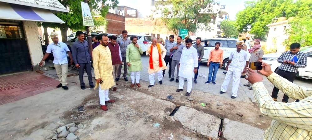Surprise inspection of Minister Suresh Khanna in Unnao District Hospital, many irregularities came to the fore