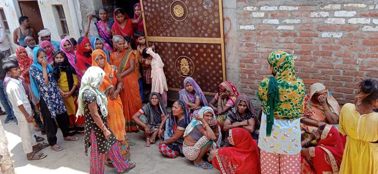 Husband and wife died in Auraiya by consuming poisonous substances, police are investigating the matter