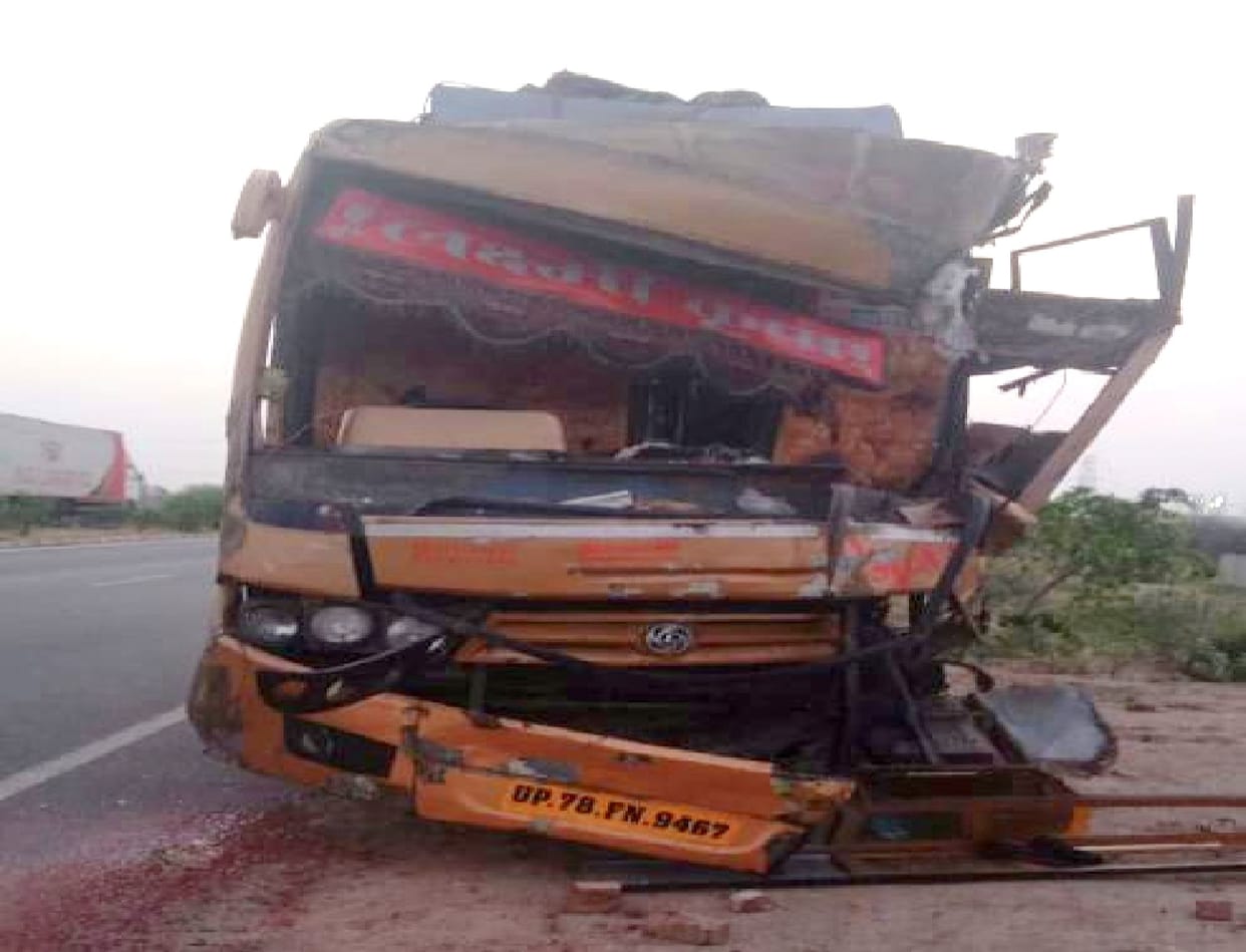 Fierce collision between Shatabdi bus and truck in Fatehpur, dozens of passengers seriously injured