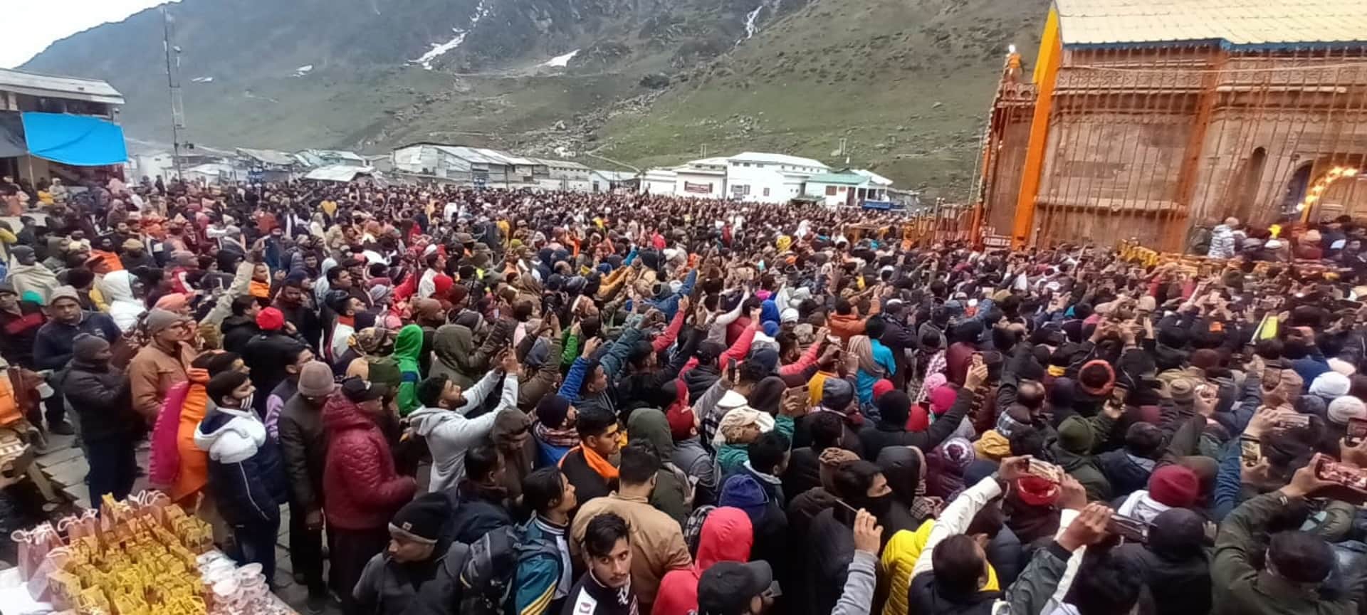 Chardham Yatra, police scuffle with devotees in Kedarnath Dham, angry devotees returned