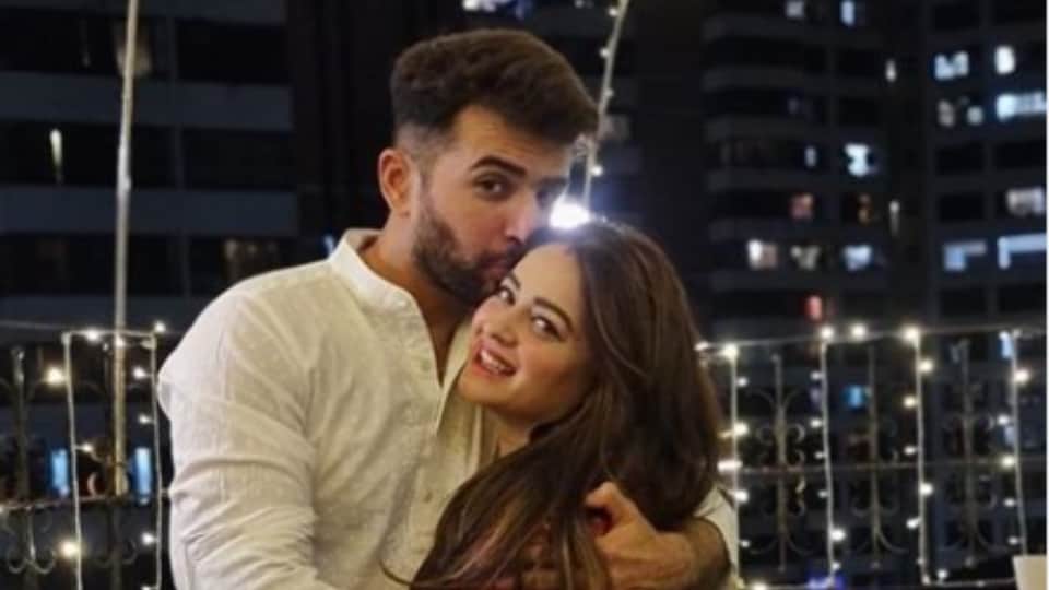 Jay Bhanushali Mahi Vij cook arrested by police who threatens to stab actress daughter