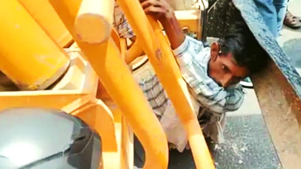 Army soldiers save the young man life who trapped in hydra in mathura