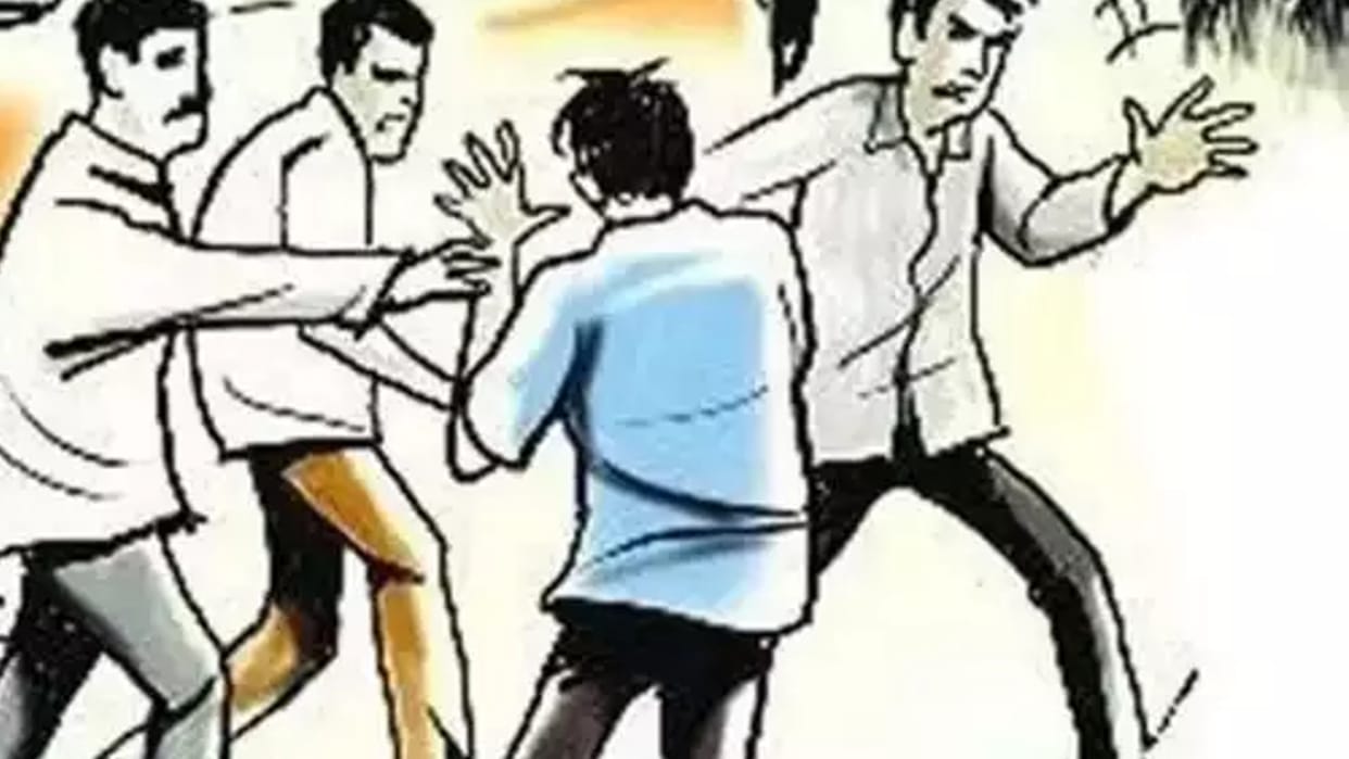 Gorakhpur Fighting in Gida land dispute ten injured