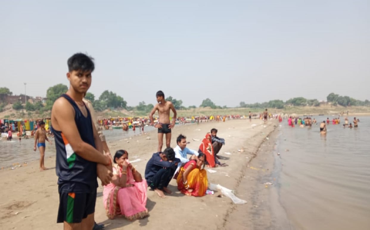 three devotees drowned in ganga during bathing in vindhyachal one saved other died search for one more person