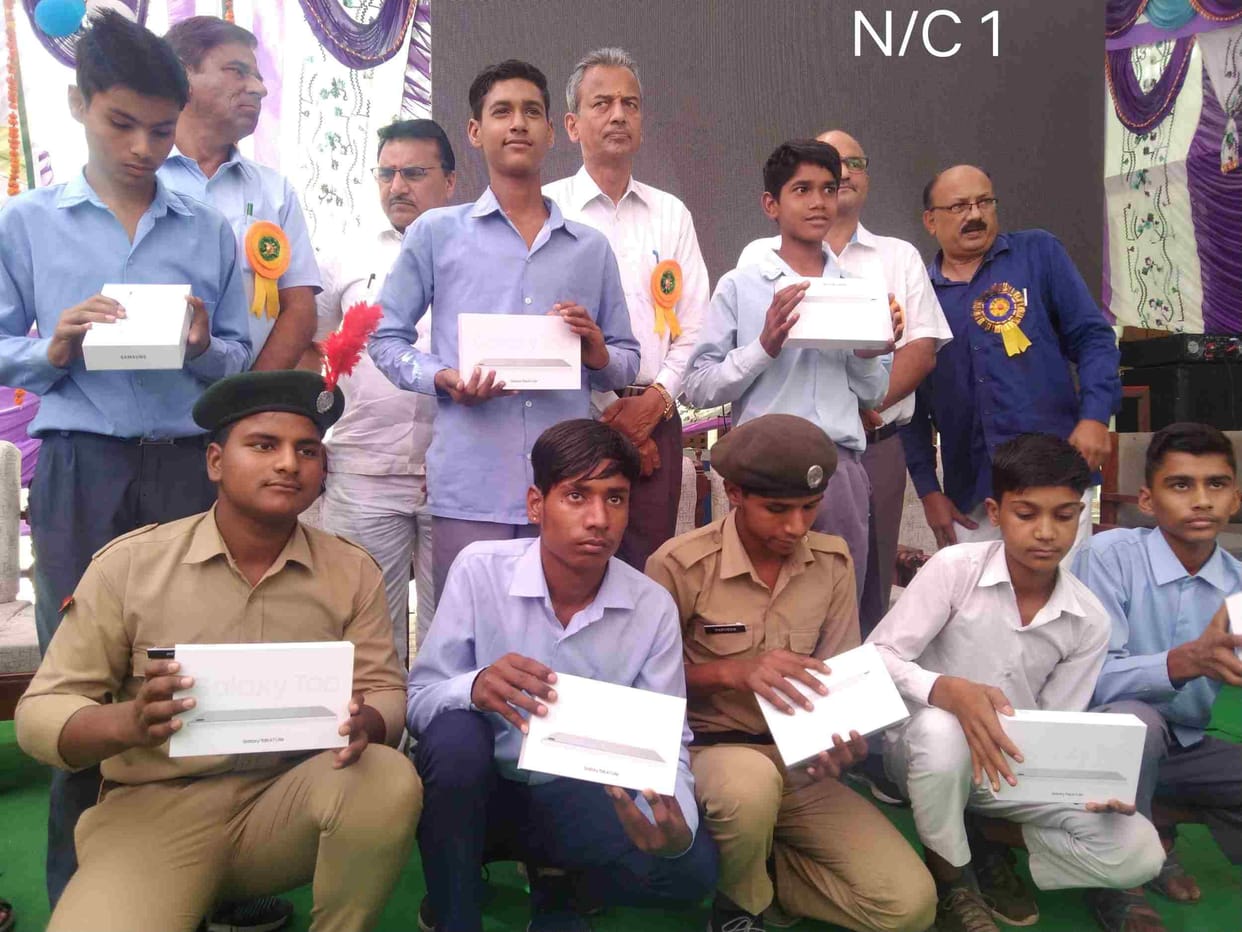 12500 students of 10th and 12th got tablets in the district