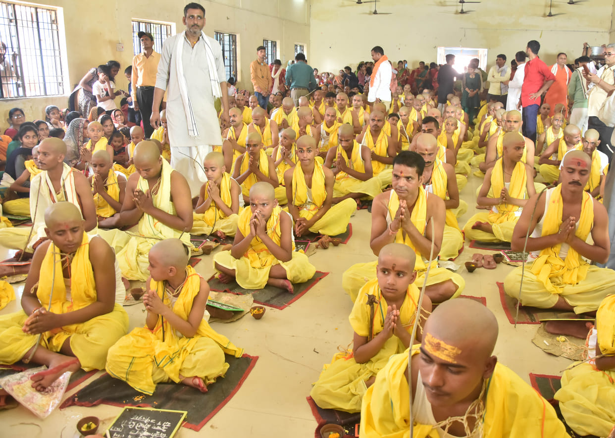 Upanayana ceremony of 251 Batuks was done with Vedic chanting