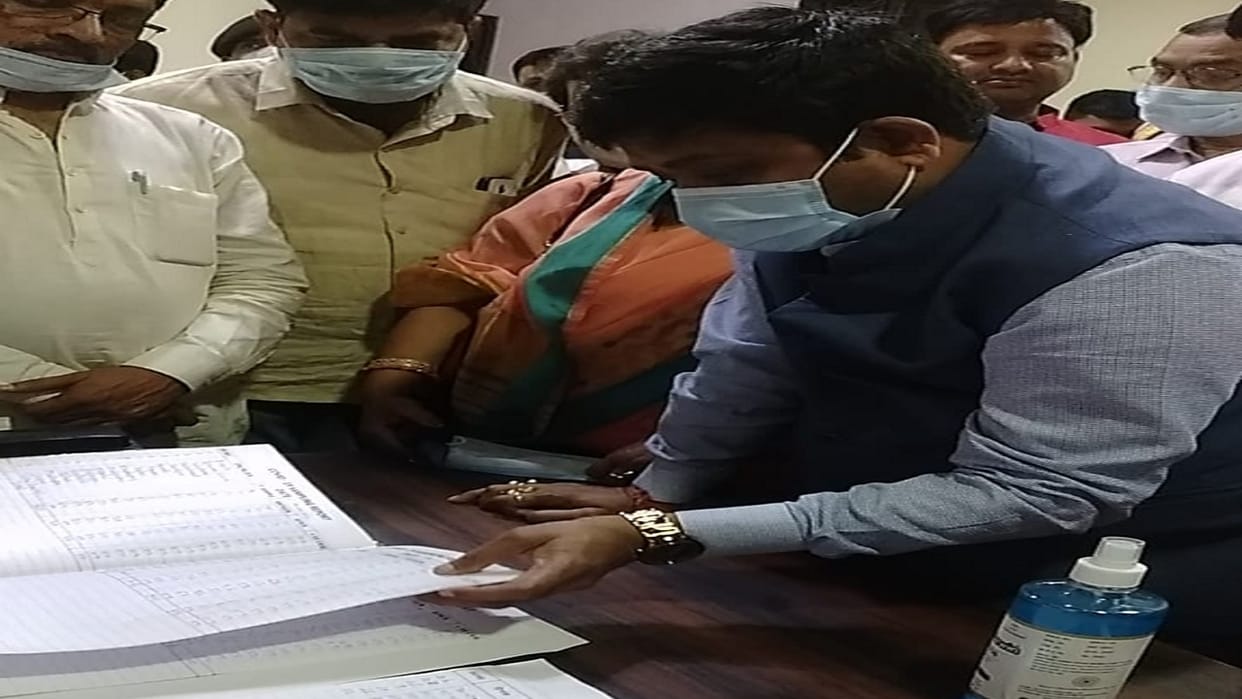 Industrial Development Minister Nand Gopal Nandi found error in Integrated Covid Command Center in Shajahanpur