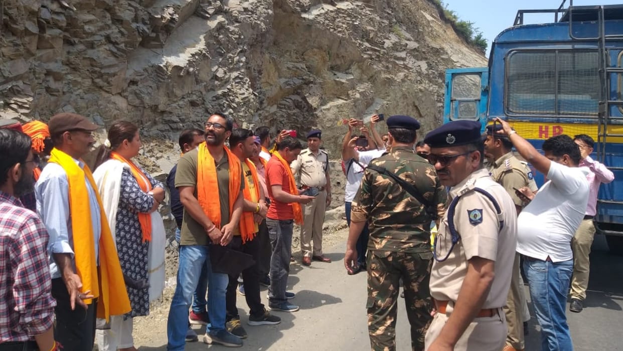 devbhoomi swaran sangthan workers arrested by police in Waknaghat solan