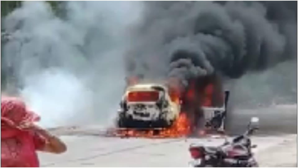 Car caught fire in Sikar two scorched