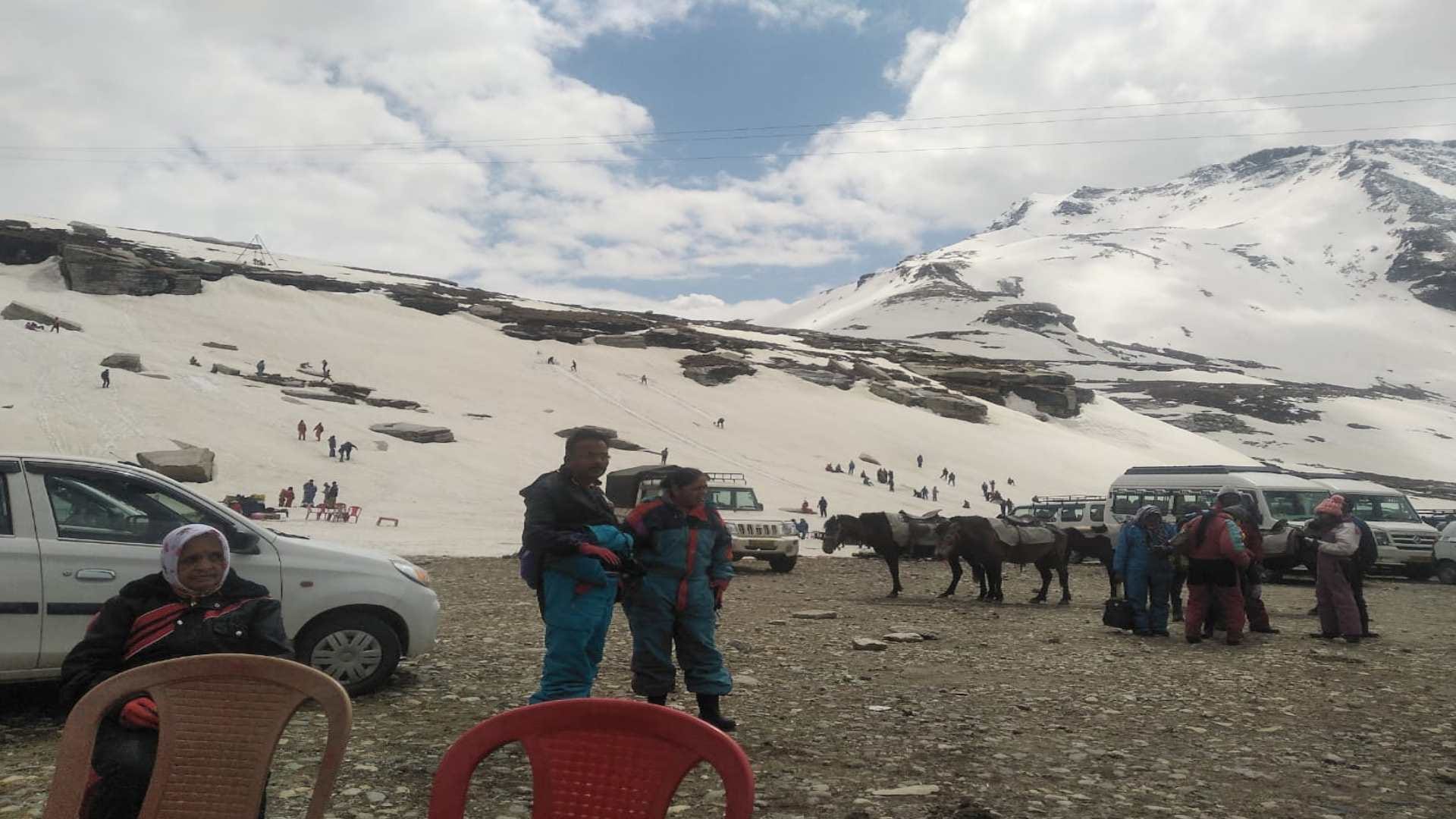 The journey of adventure begins between the walls of snow in Rohtang, see spectacular pictures