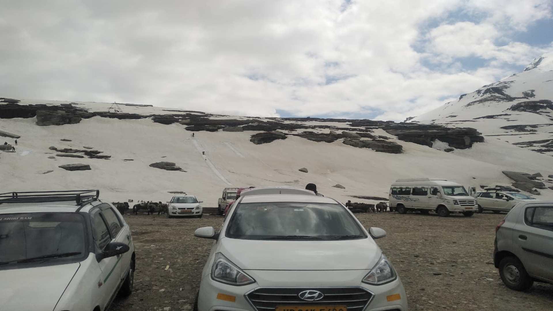 The journey of adventure begins between the walls of snow in Rohtang, see spectacular pictures