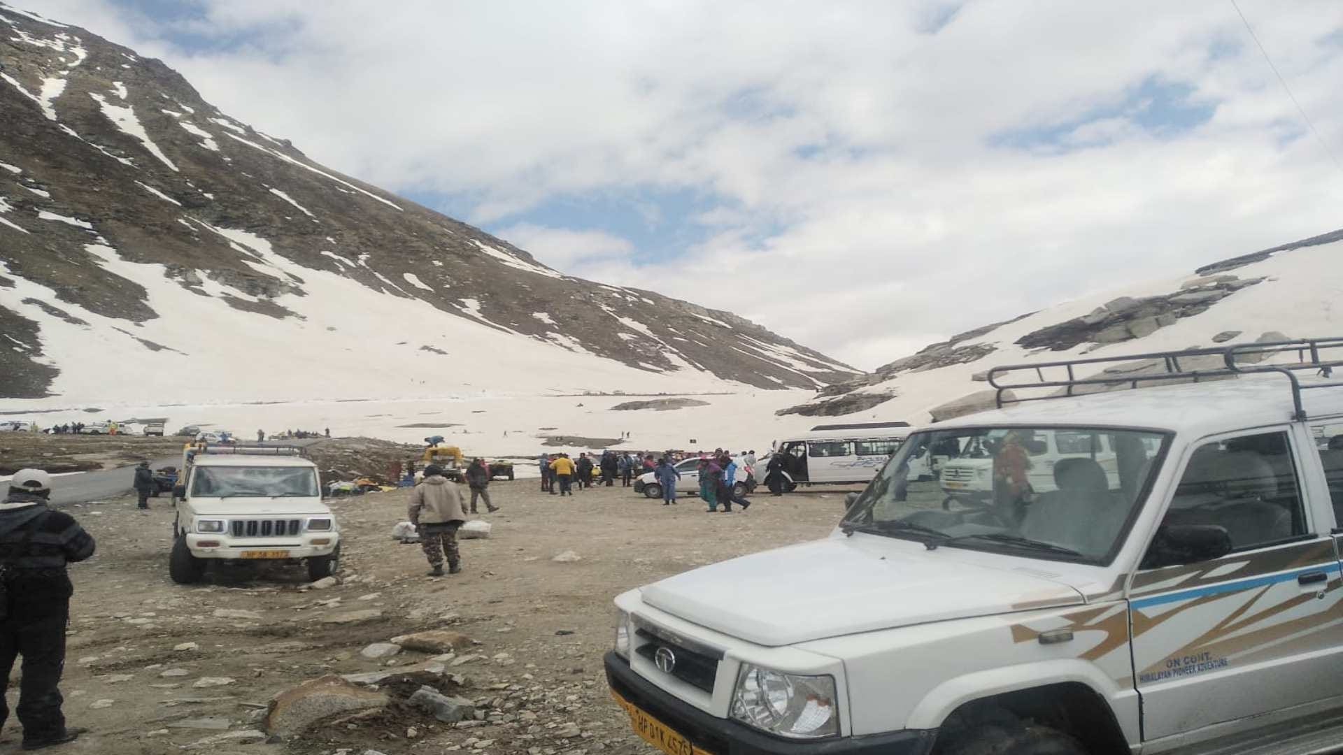 The journey of adventure begins between the walls of snow in Rohtang, see spectacular pictures