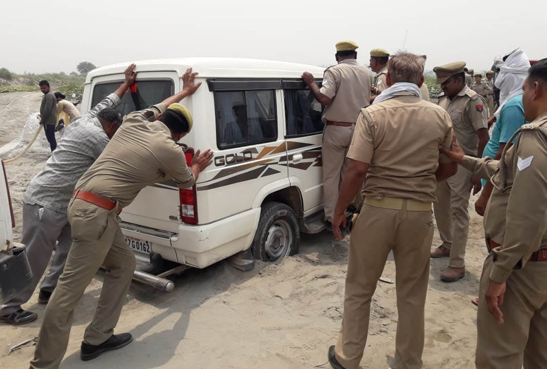 Lucknow team marked the way for sand mining and got pillars installed