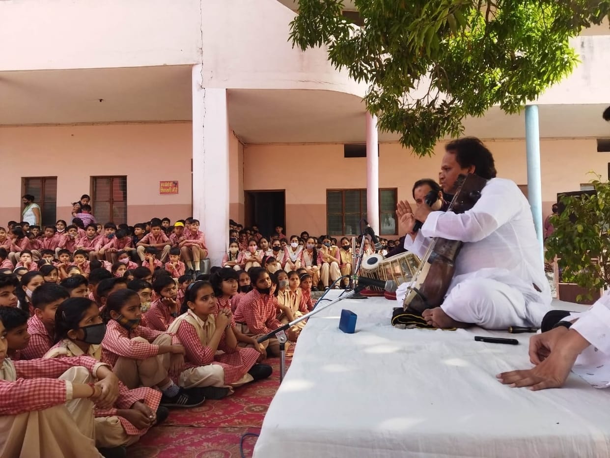Sarwar Hussain gave a great presentation of Sarangi playing