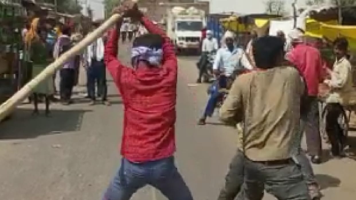 Chhatarpur: Dispute between two brothers over father's property, sticks and sticks went viral, video viral