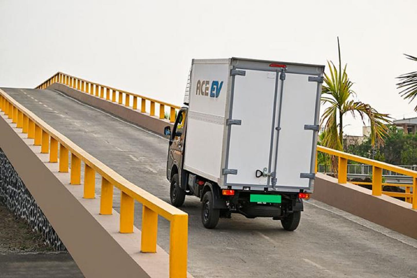 Tata Motors starts Deliveries of Tata ACE EV Commercial Vehicle Know Price Specifications News in Hindi