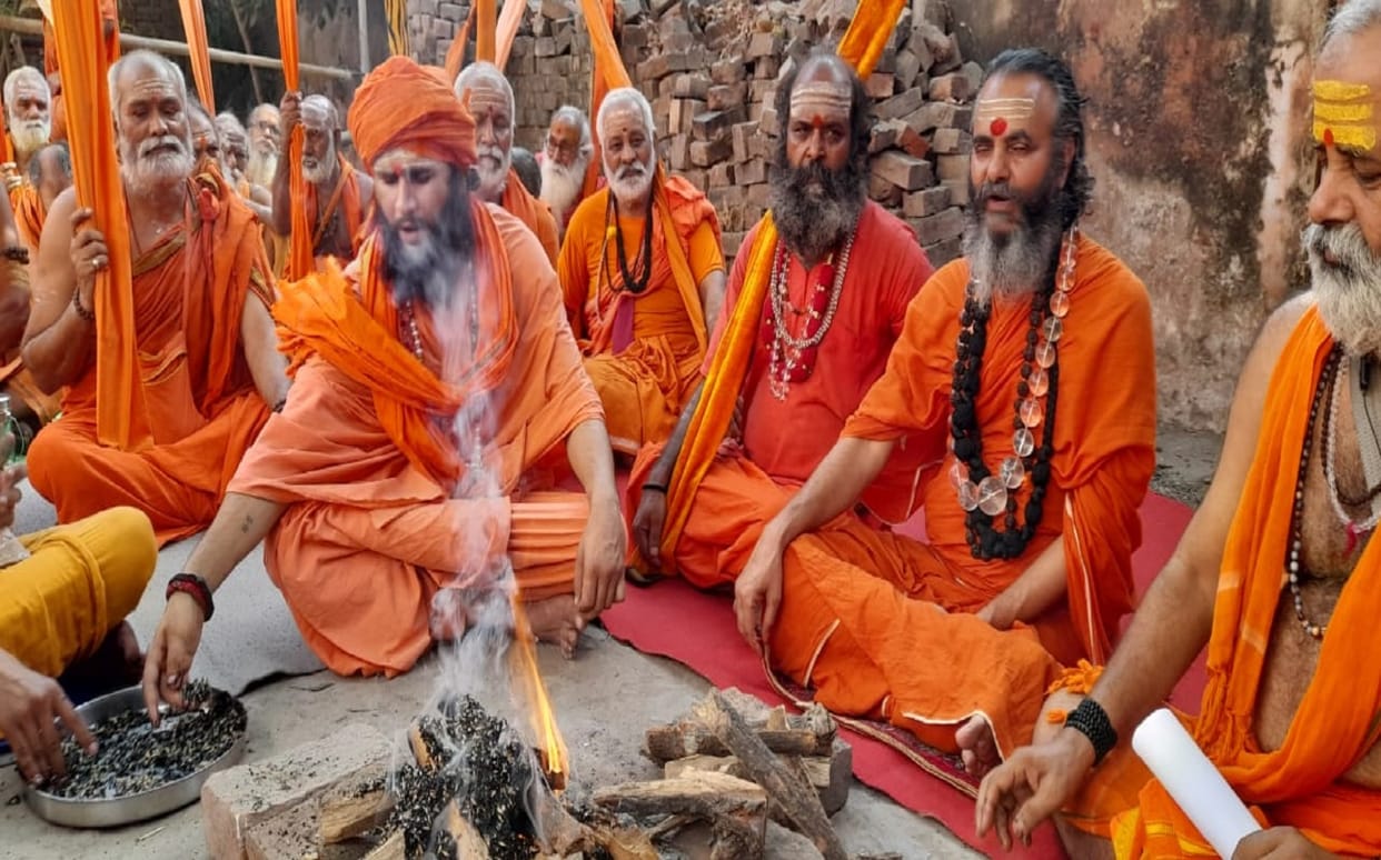 Kashi Vishwanath Temple Gyanvapi Mosque Dispute Survey today sant of varanasi do hawan pujan yagya to remove obstacles