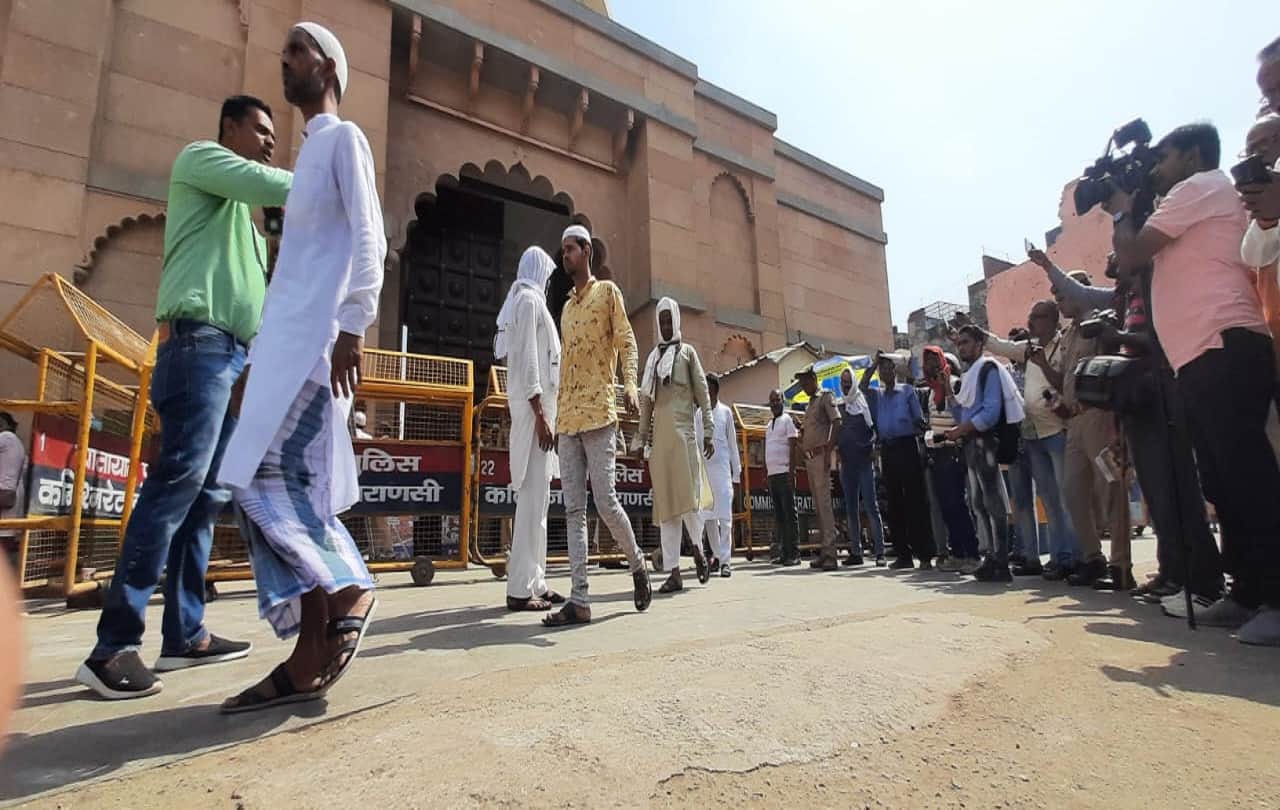 kashi vishwanath temple gyanvapi mosque dispute survey today Record crowd gathered for jumma ki namaj see photos