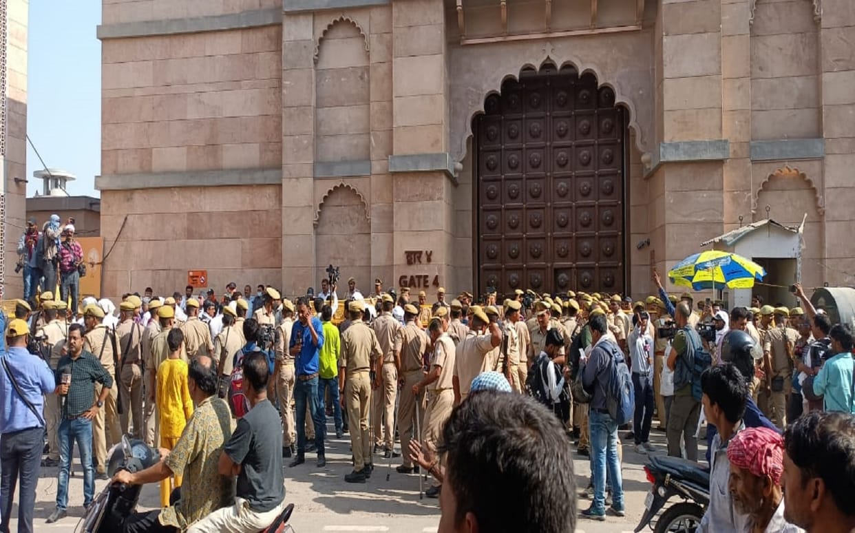 kashi vishwanath temple gyanvapi masjid survey live updates Slogans raised against team varanasi police removed crowd