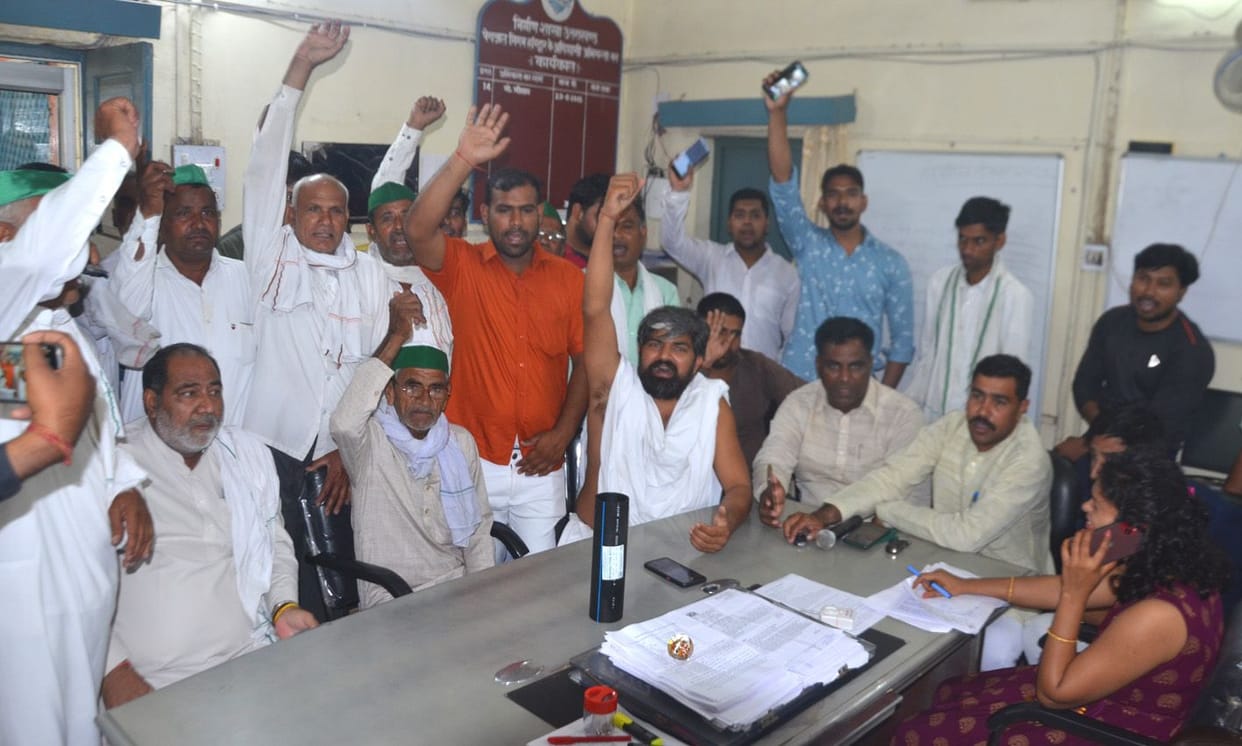 Farmers held officers hostage