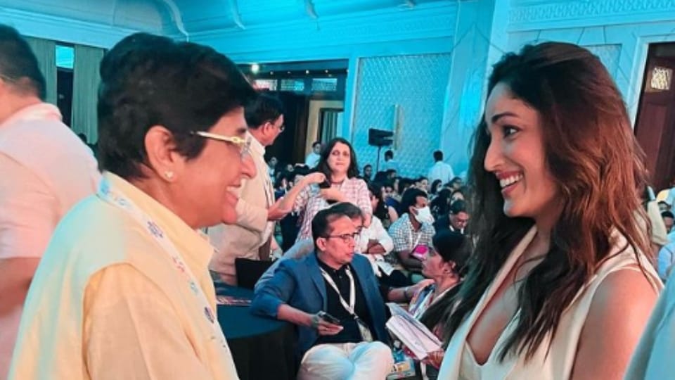 dasvi actress yami gautam shared photo with kiran bedi on social media and said It was truly an honor meeting Dr Bedi