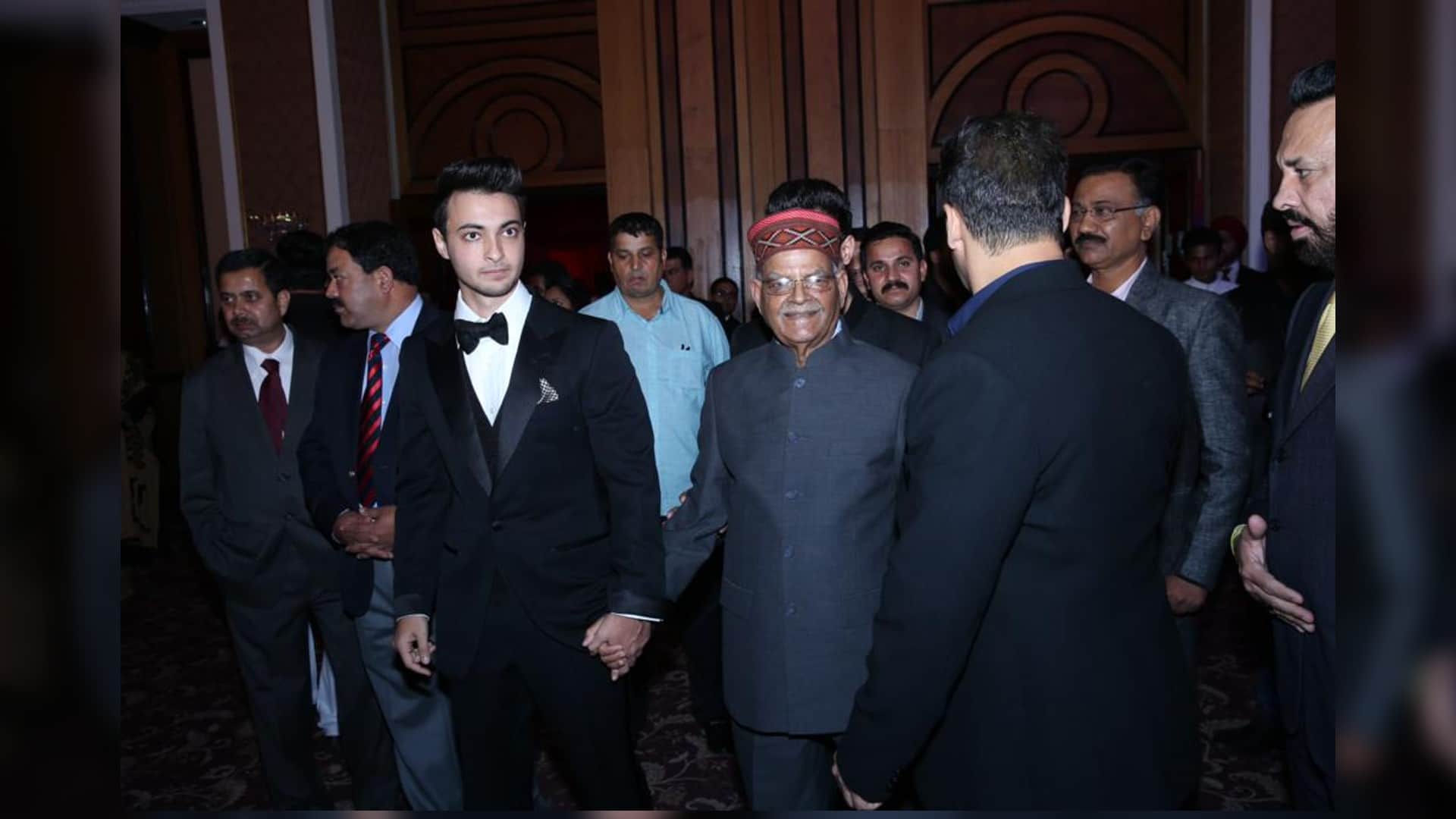 Filmy Wrap pandit shiv kumar Sharma funeral Vivek Agnihotri on shashi tharoor twinkle khanna Mahesh babu clarifies on bollywood Dhaakad pandit sukh ram sharma passed away Read 10 news from the entertainment world