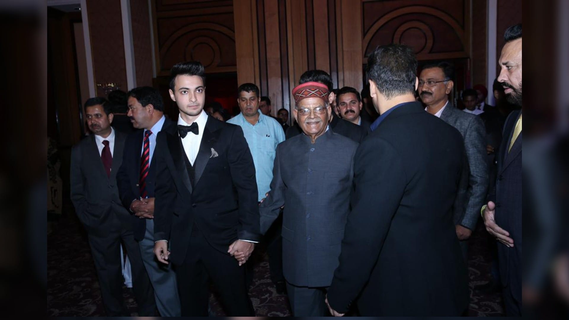 Filmy Wrap pandit shiv kumar Sharma funeral Vivek Agnihotri on shashi tharoor twinkle khanna Mahesh babu clarifies on bollywood Dhaakad pandit sukh ram sharma passed away Read 10 news from the entertainment world