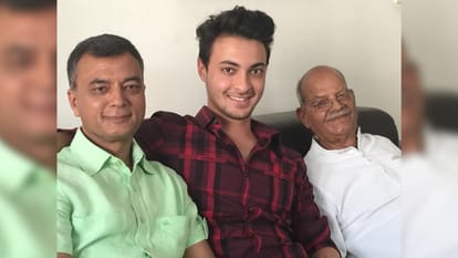 Ayush Sharma grandfather and former Telecom Minister Sukhram Sharma condition is critical, Actor shared photos with  him