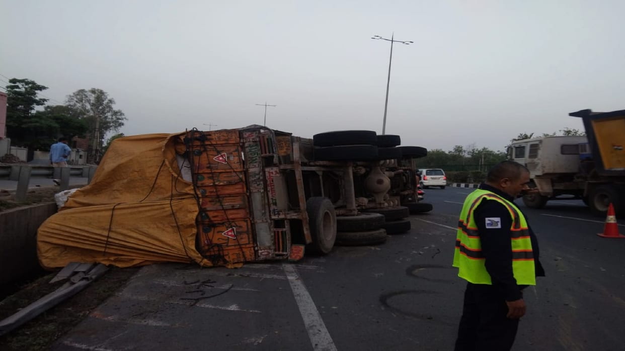 Accident in Gurugram Truck overturned uncontrollably no casualties