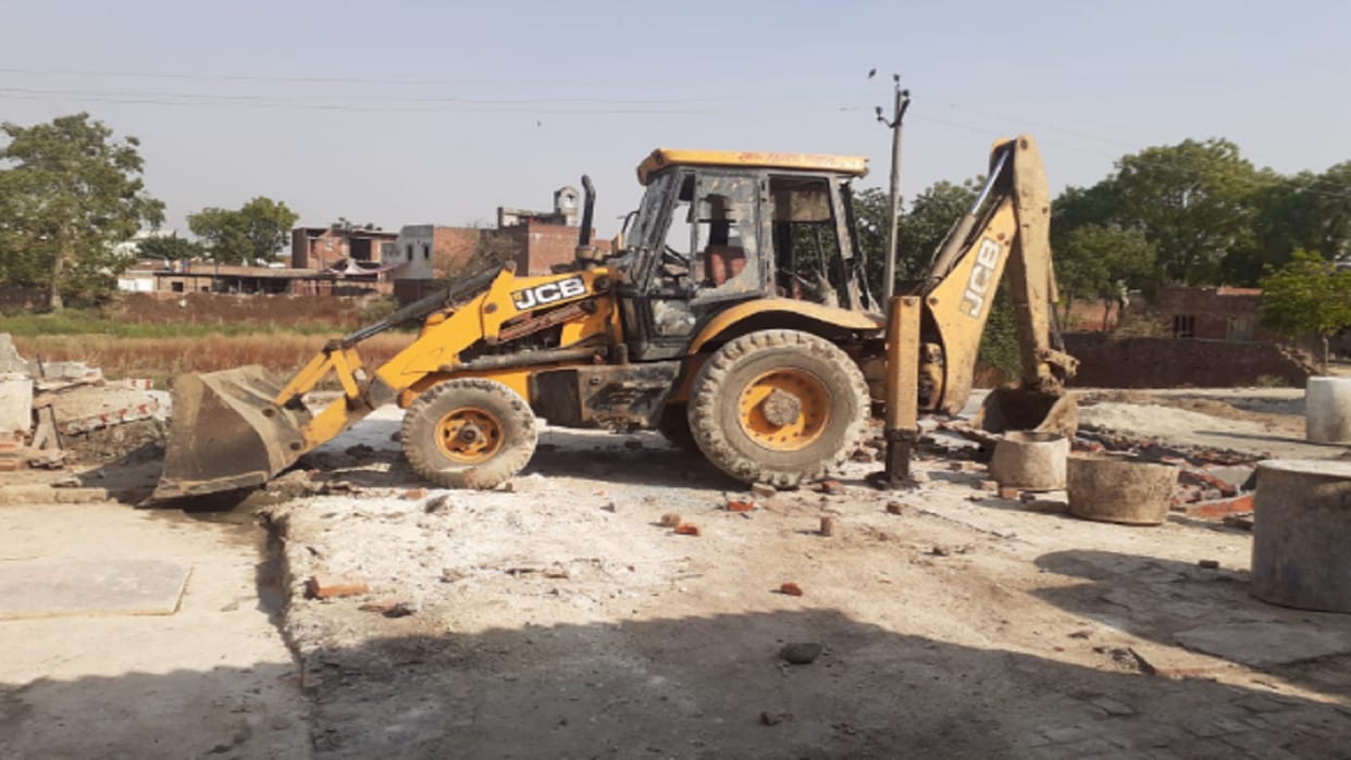 Baghpat news: Administration run bulldozers on 84 leather units running in the village