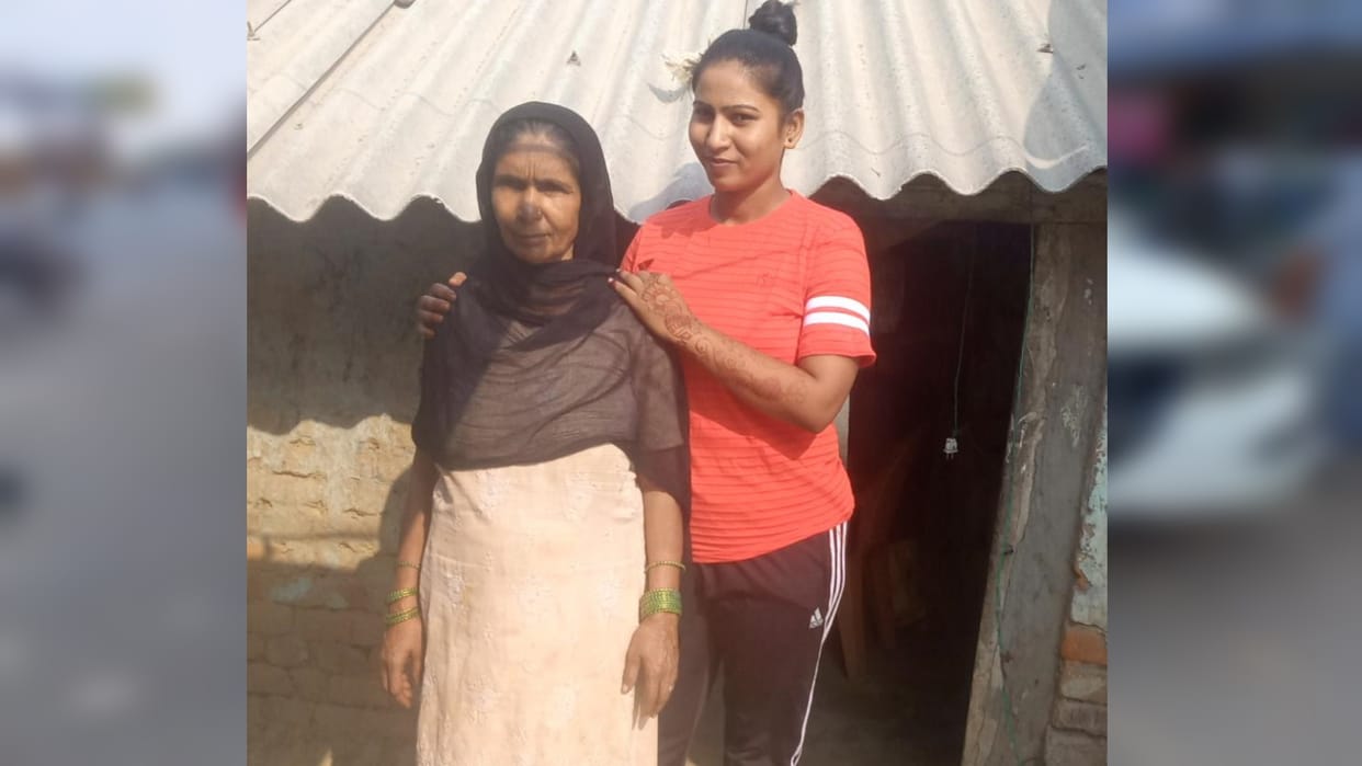 special story on world mother day Tari Bunnisha and her daughter hina in basti