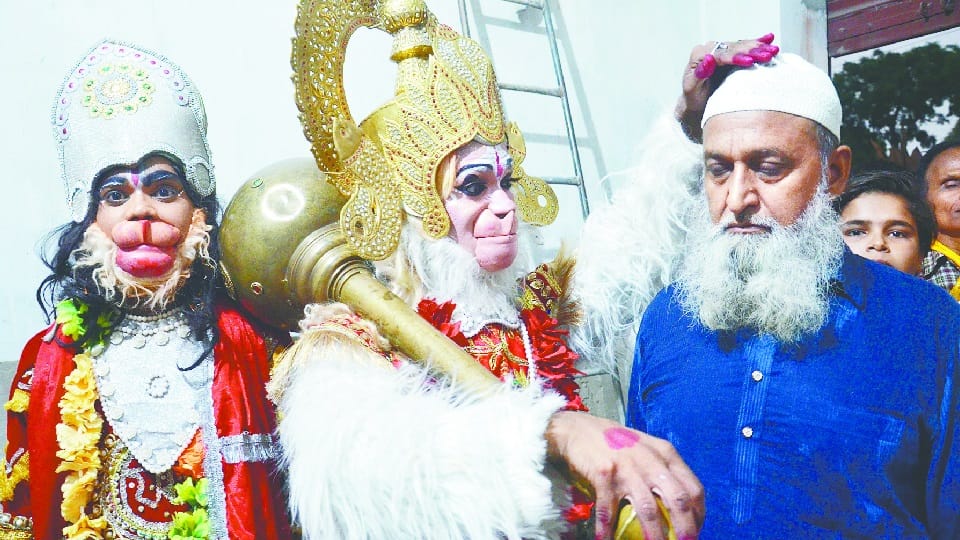 Hanif gave shelter to the form of Lord Hanuman in his house.