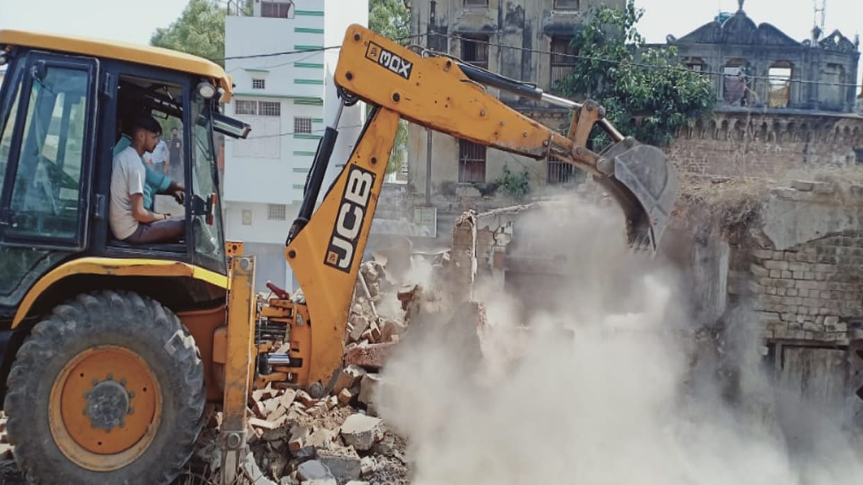 UP News: Nagar Nigam team has demolished illegal encroachments by bulldozer in Bijnor
