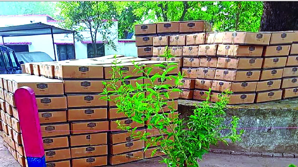 Pratapgarh: Liquor worth one crore being taken from Chandigarh to Bihar recovered