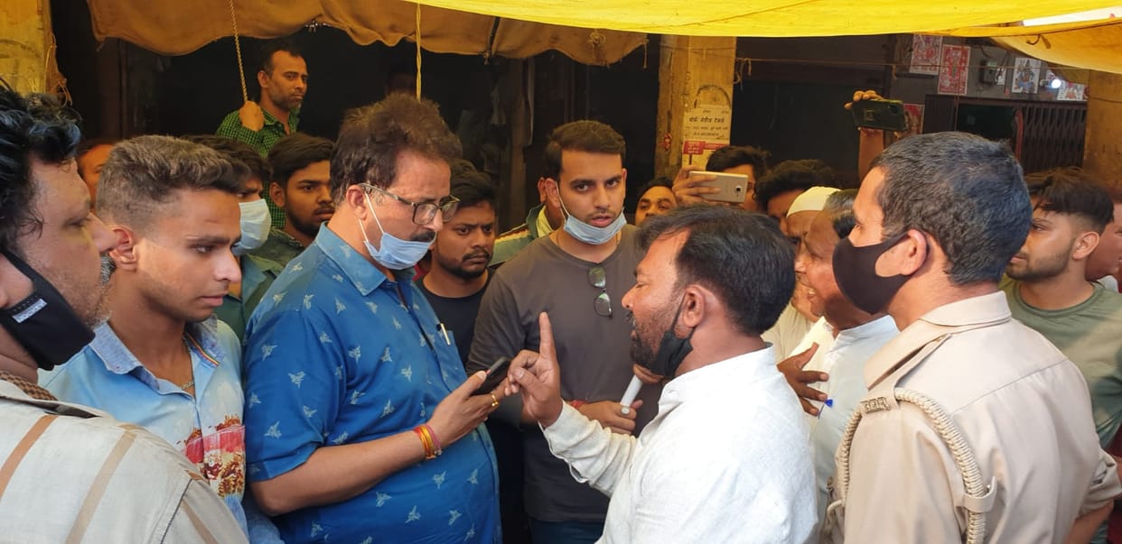 Vegetable vendors entangled with the team that arrived to seize polythene