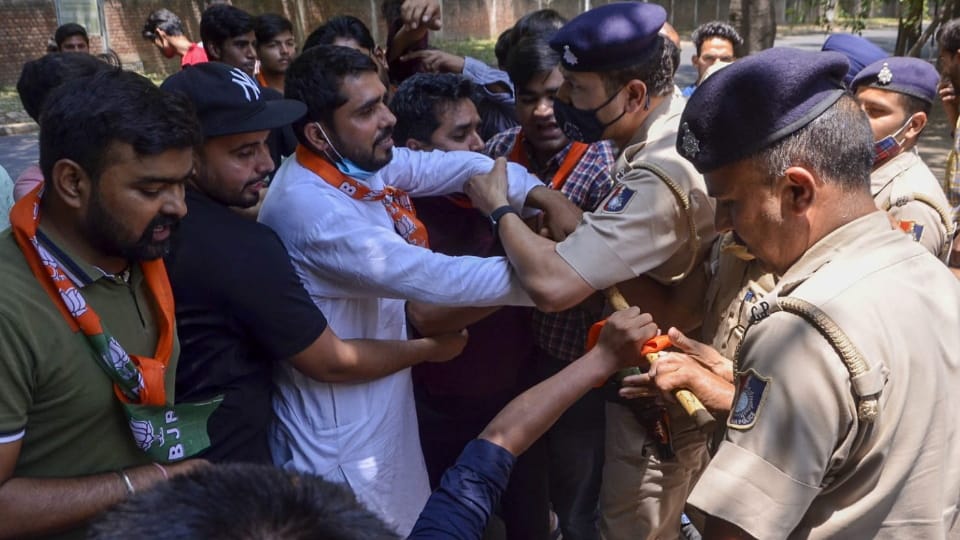 Demonstration of BJP Yuva Morcha against arrest of Tajinder Bagga in chandigarh  