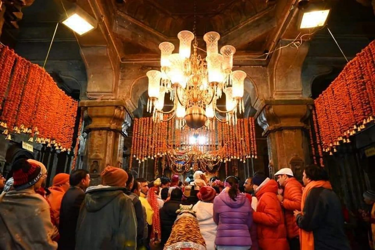 Kedarnath Dham pilgrim apologized for taking a photo in sanctum sanctorum of temple paid Rs 11,000 as a fine