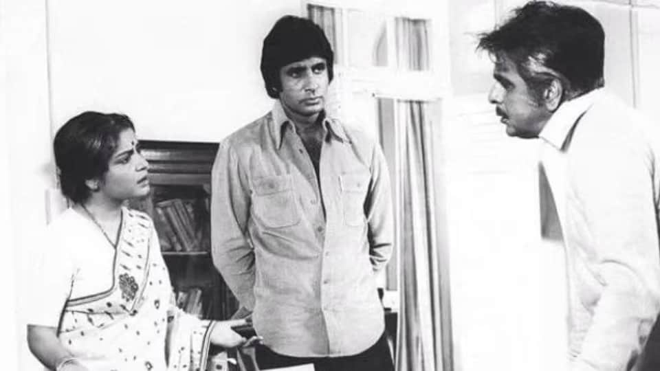 Mother Day 2022 From Nirupa Roy to Sharmila Tagore these bollywood actresses played Amitabh bachchan mother role in films