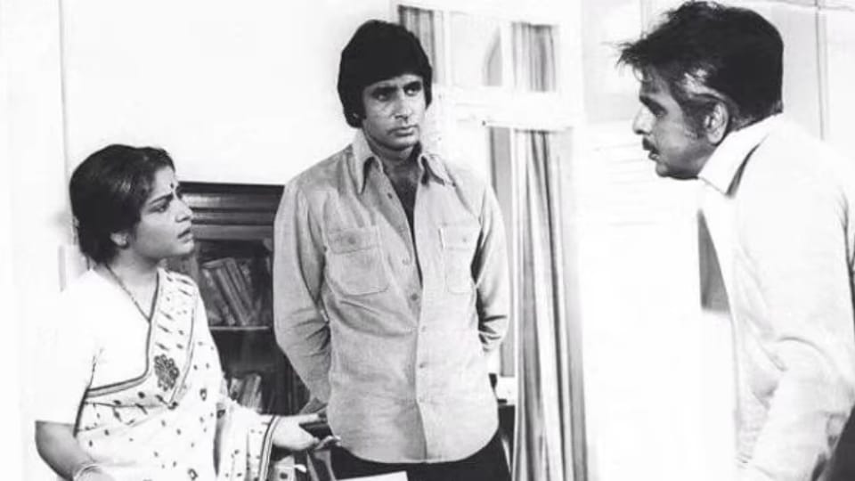 Mother Day 2022 From Nirupa Roy to Sharmila Tagore these bollywood actresses played Amitabh bachchan mother role in films