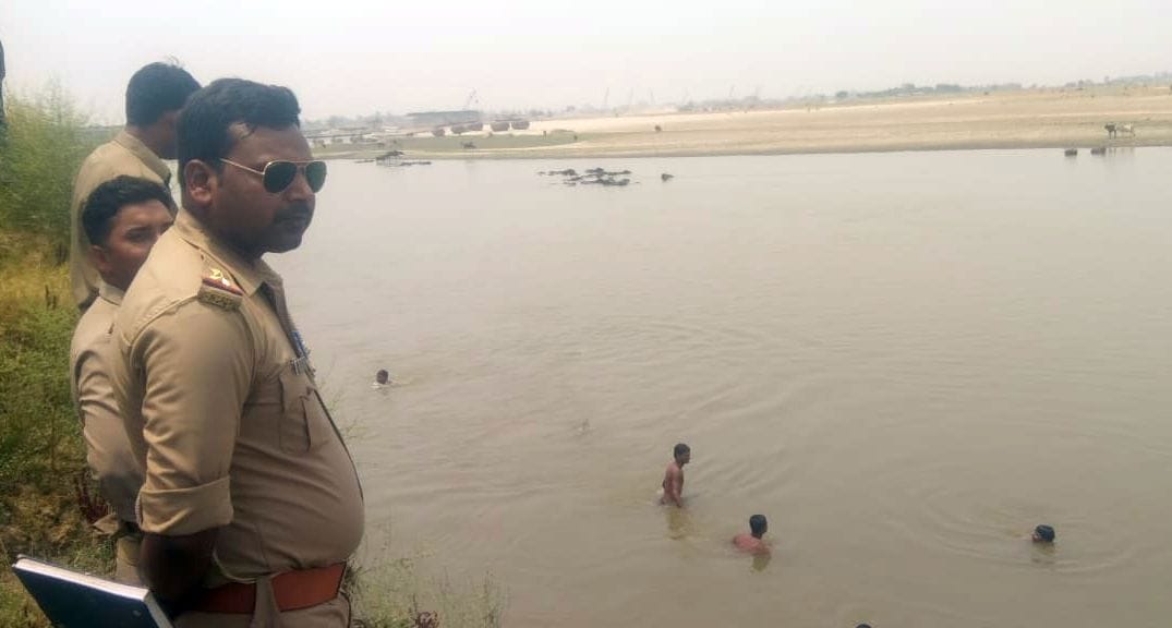 hardoi news,student went to bathe with friends drowned in ramganga river