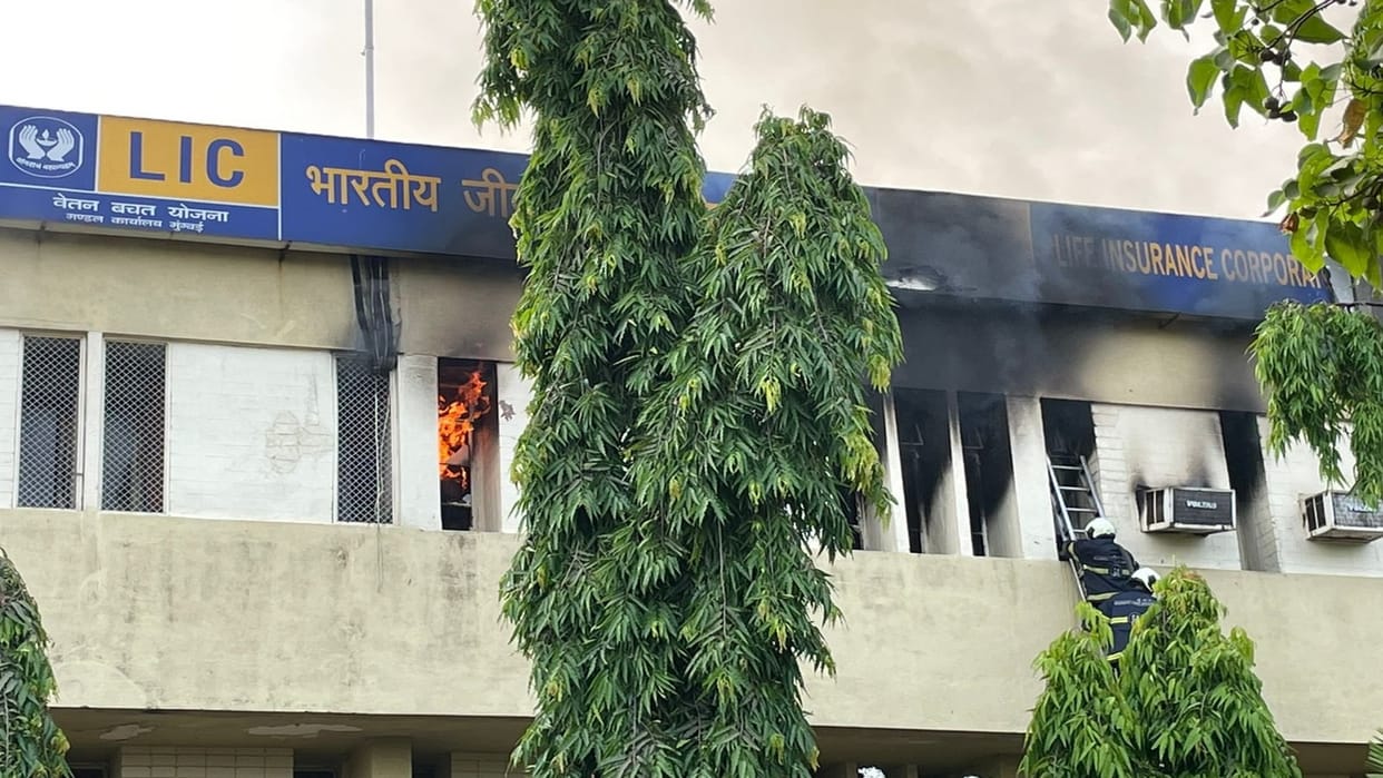 Fire breaks out at LIC office in Mumbais Vile Parle Fire tenders on spot news in hindi